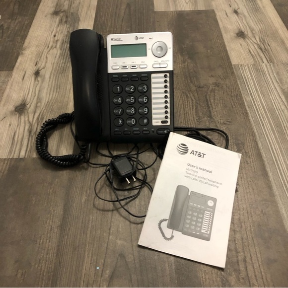 AT&T Corded Telephone with Caller ID -‎ Silver/Black (AT ML17929) three phones - Picture 5 of 7